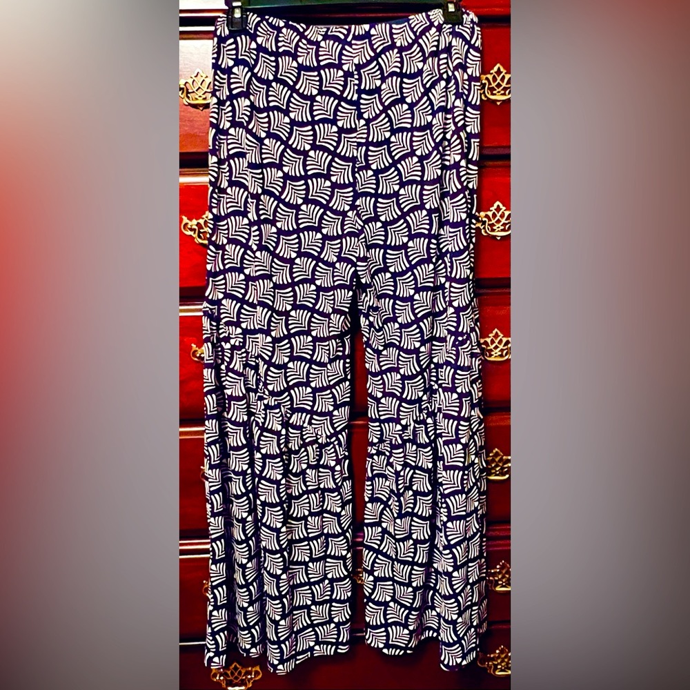 J/M Wide leg pants.   Stylish petite large blue and white soft pattern